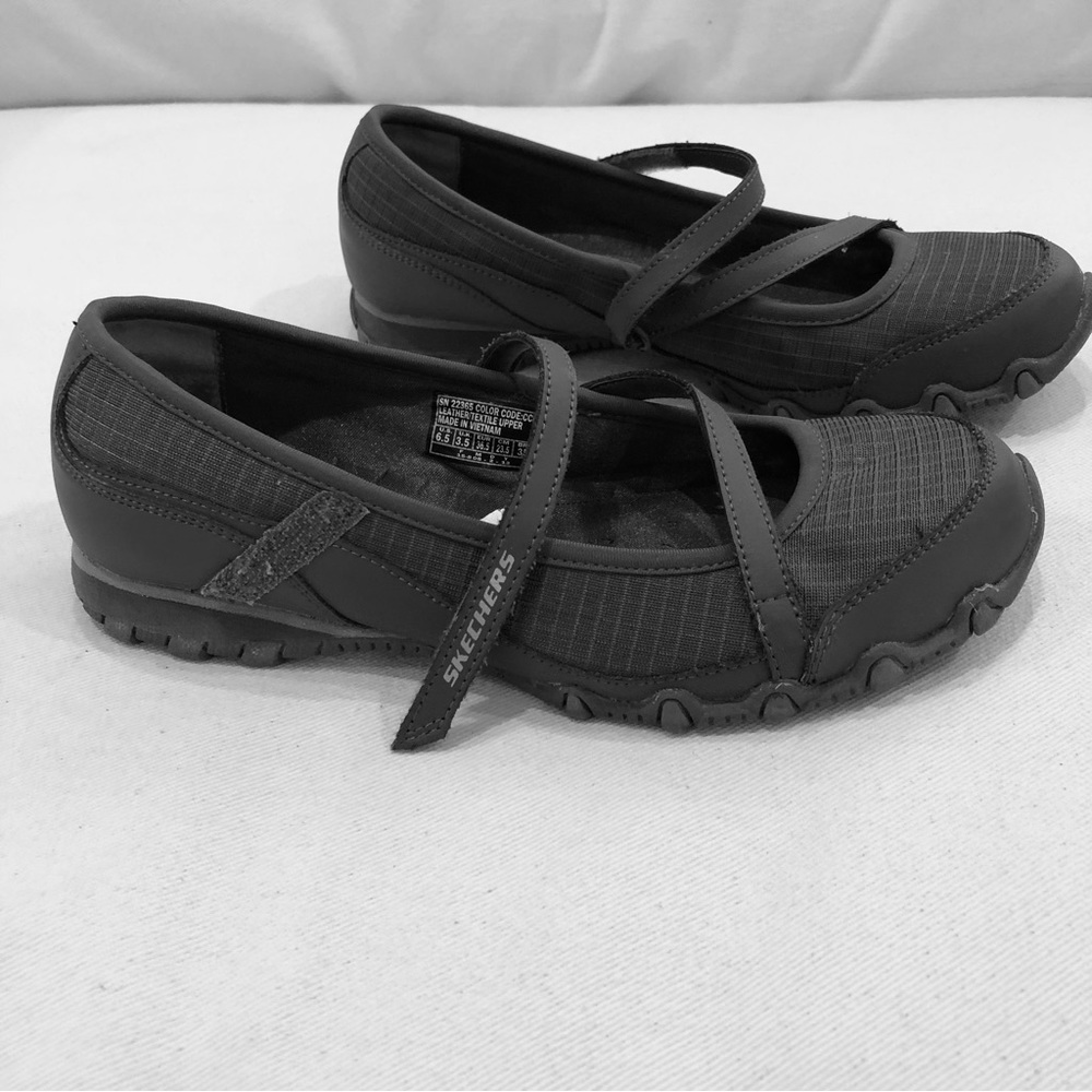 SKECHERS Strap comfort shoe connected by Velcro. Extremely comfortable.